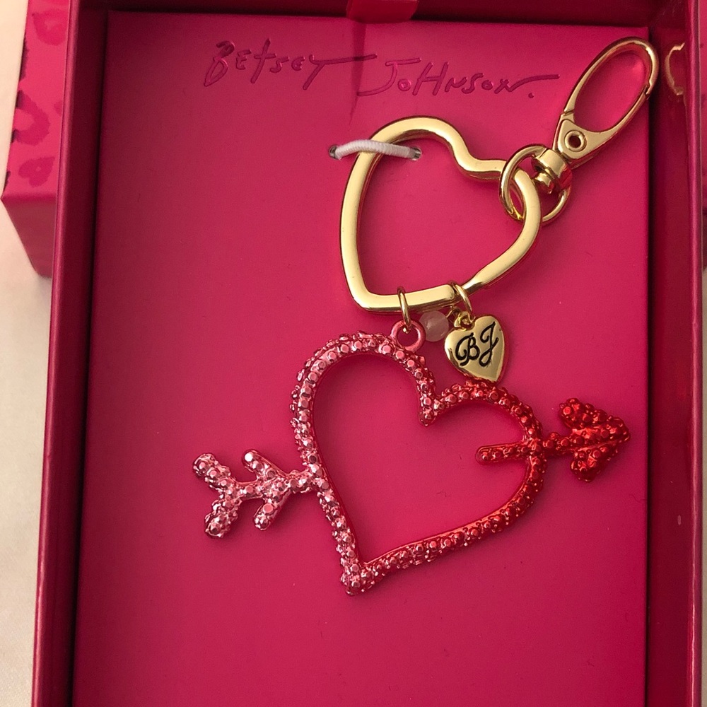Betsey Johnson Gold Tone Key Ring Open Frame Red & Pink Ombre Heart Charm NWT